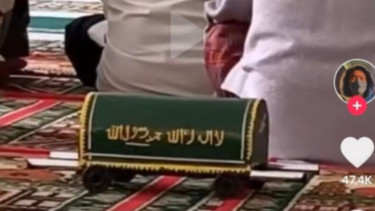 Kotak amal bentuk keranda mayat