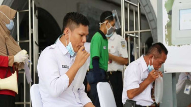 Ilustrasi penggunaan alat test COVID-19 GeNose C19