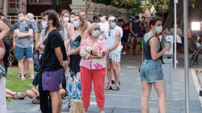 Warga Kota Perth ramai-ramai menjalani tes COVID-19 setelah pemerintah setempat mengumumkan pemberlakuan lockdown selama lima hari mulai Minggu (31/01/2021).