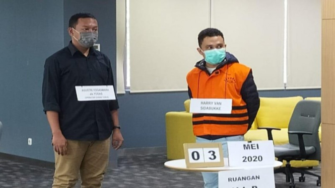 Tersangka suap bansos Harry Sidabuke mengikuti rekonstruksi kasus di KPK