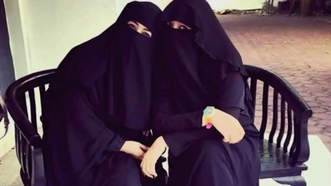 Pose kebersamaan Umi Pipik dengan almarhumah Soraya Abdullah