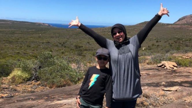 Ayudia Siregar-Marzuki bersama anaknya saat berkunjung ke kawasan Cape Le Grand di Australia Barat.