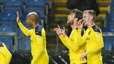 Pemain Oxford United rayakan gol.