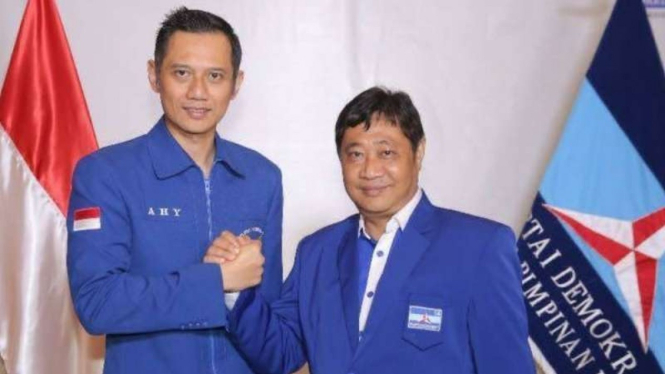Ketua Umum Partai Demokrat Agus Harimurti Yudhoyono alias AHY bersama pengurus Partai Demokrat Nusa Tenggara Barat, Junaidi Kasum.