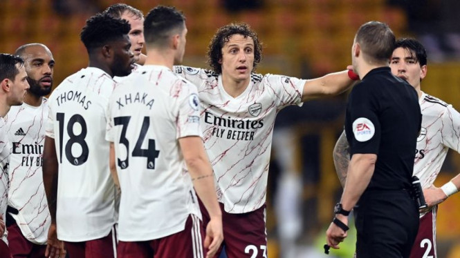 David Luiz dan pemain Arsenal melakukan protes ke wasit