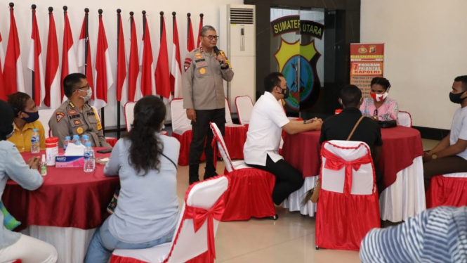 Kapolda Sumut, Irjen Pol. Martuani Sormin saat pertemuan dengan mahasiswa Papua