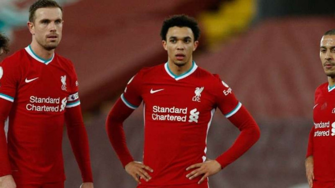 Pemain Liverpool tertunduk usai mengalami kekalahan.