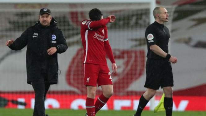 Bek Liverpool, Andy Robertson, usai kalah dari Brighton and Hove Albion