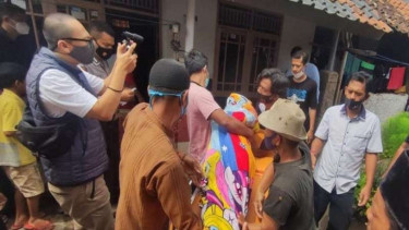 Korban keracunan yang diduga dari olahan oncom tiba di rumah duka