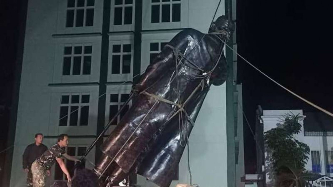 VIVA Militer: Patung Jenderal Besar Soedirman tiba di Markas Kodiklat TNI AD