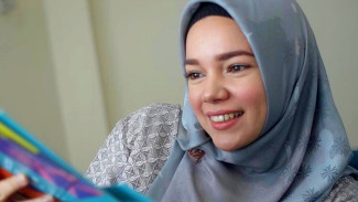 Dewi Sandra Bakal Bongkar Perjalanan Hidup Nagita Slavina dan Caca Tengker