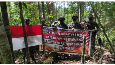 VIVA Militer: Patroli Patok Batas oleh Satgas Pamtas Yonif 642/Kapuas 