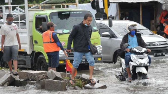 Banjir rendam jalur pantura Semarang-Demak, Jumat, 5 Februari 2021.