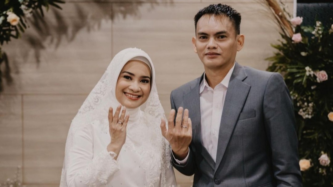 Ikke Nurjanah dan suaminya