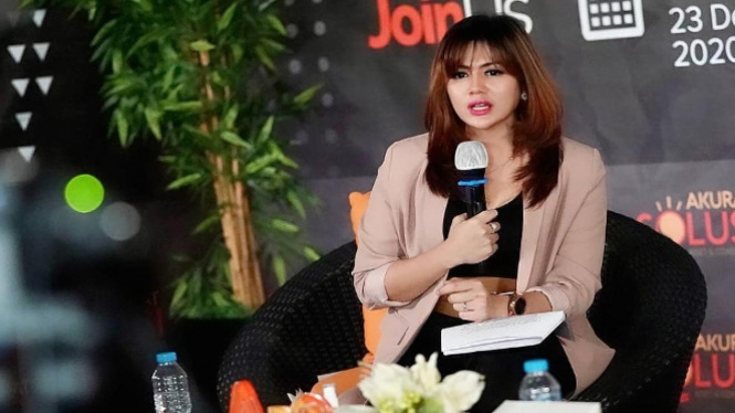 Presenter tvOne Tysa Novenny  saat menjadi moderator (Instagram/TysaNovenny)
