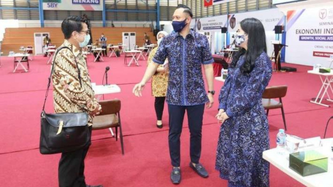 AHY dan istrinya, Annisa Pohan, saat berdiskusi dengan Prof Firmanzah.
