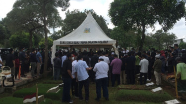 Suasana haru pemakaman Prof Firmanzah