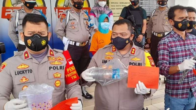 Kapolres Bogor, AKBP Iman Imanudin (tengah)