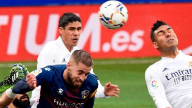 Bek Real Madrid, Raphael Varane bobol gawang Huesca.