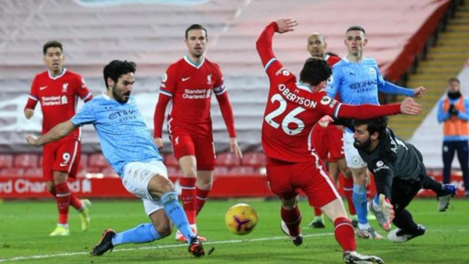 Pemain Manchester City, Ilkay Guendogan bobol gawang Liverpool.