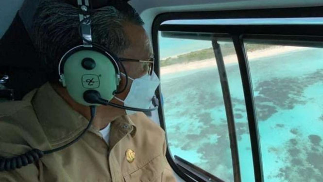 Gubernur Sulawesi Selatan Nurdin Abdullah saat meninjau melalui helikopter Pulau Lantigiang di Kabupaten Kepulauan Selayar.