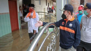 Bupati Pati Haryanto meninjau lokasi banjir.
