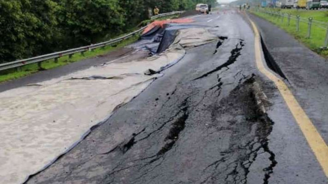 Jalur arah Jakarta Tol Cipali KM 122 ambles, Selasa, 9 Februari 2021.