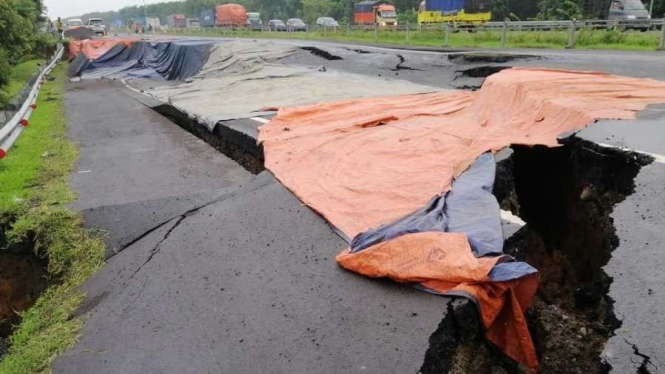 Badan Tol Cipali KM-122.400 Aarah Jakarta yang Amblas