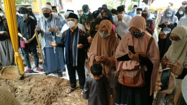 Ustaz Yusuf Mansur menghadiri pemakaman almarhum Ustaz Maaher