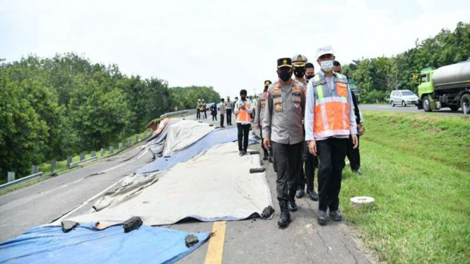 Kakorlantas Polri Irjen Pol Istiono meninjau lokasi jalan ambles di Tol Cipali