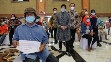 Mensos Risma menghadiri perekaman data kependudukan warga terlantar (09/02)