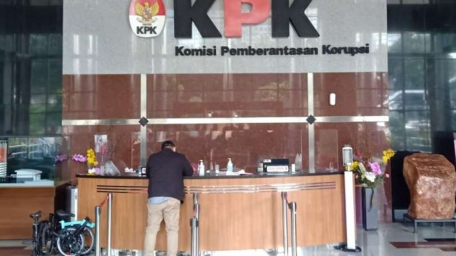 Agustri Yogaswara alias Yogas, seorang yang disebut sebagai ‘operator’ politikus PDIP tersangka kasus suap pengadaan bansos, Ihsan Yunus, menyerahkan dua unit sepeda Brompton kepada KPK pada Rabu, 10 Februari 2021.