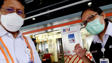 Dirut PT KAI Didiek Hartantyo dan VP Corporate Secretary KAI Commuter Anne Purba