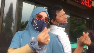 Rohimah, Mantan Istri Kiwil Pulang Tanpa Suami Ke Indonesia