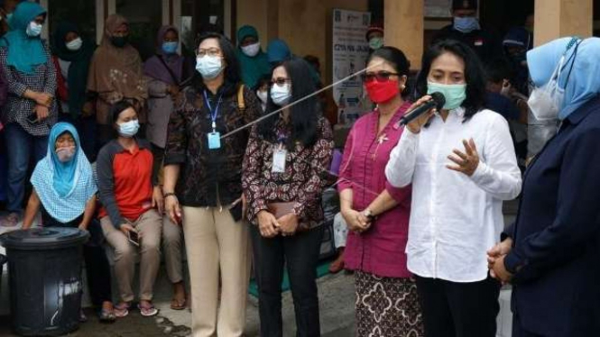 Menteri PPA I Gusti Ayu Bintang Puspayoga (baju putih) saat di DIY