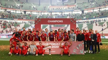 Pemain Bayern Munich melakukan selebrasi