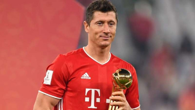 Robert Lewandowski sabet Bola Emas Piala Dunia Klub 2020.