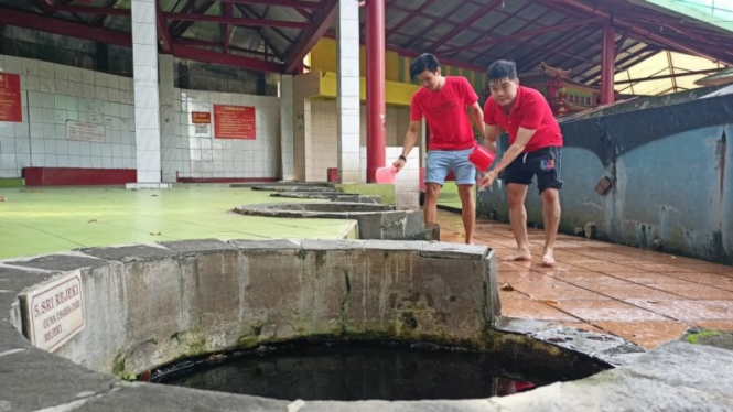 Ritual mandi 7 sumur saat perayaan Imlek di Vihara Gayatri, Tapos, Depok