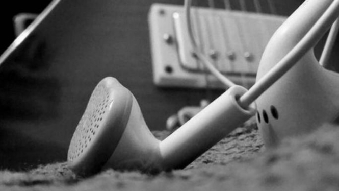 Headset untuk mendengarkan musik.