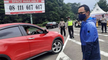 Wali Kota Bogor Bima Arya saat menginspeksi penerapan kebijakan rekayasa lalu lintas ganjil-genap di exit tol Baranangsiang pada Minggu, 14 Februari 2021.