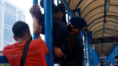 Evakuasi pria yang mencoba bunuh diri di JPO Harmoni, Jakarta Pusat
