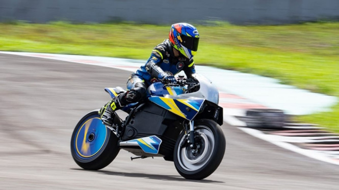 Sepeda motor listrik lokal BL-SEV 01 diuji coba di sirkuit Sentul, Bogor.