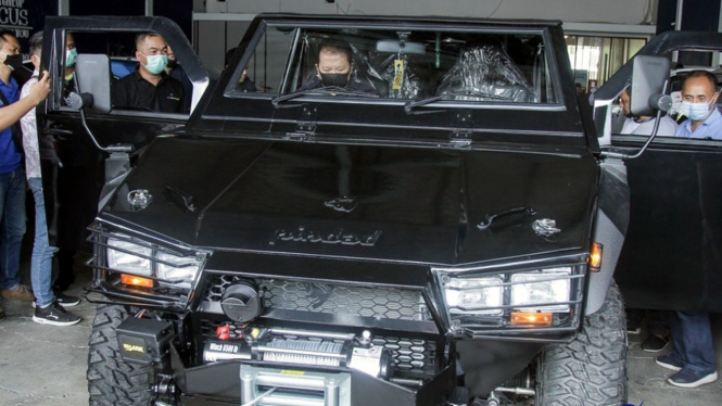 Bupati Jember terpilih, Hendy Siswanto membeli mobil Maung buatan Pindad