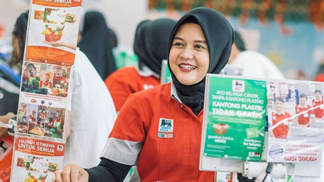 Karyawan Superindo saat melayani pelanggan.
