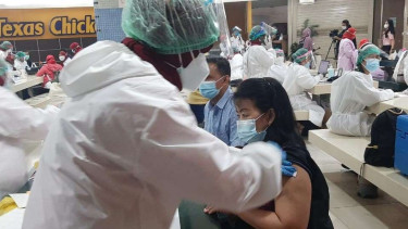 Pedagang Pasar Tanah Abang disuntik vaksin COVID-19.