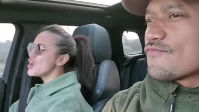 Gaya heboh Ibnu Jamil & Ririn Ekawati nyanyi di mobil