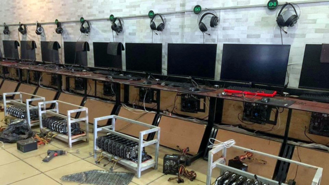 Warnet yang disulap jadi tempat menambang bitcoin.