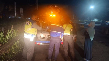 Motor emak-emak yang terabas tol diangkut petugas ke Ciawi, Bogor.