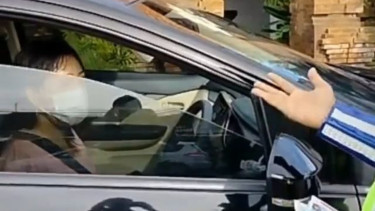 Pengemudi mobil melontarkan makian ke petugas saat ditilang