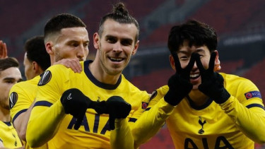Pemain Tottenham Hotspur merayakan gol